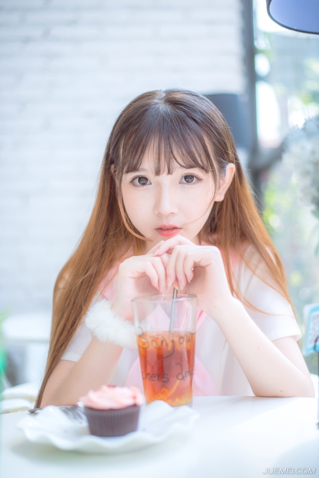 一股怒气自胸腔里喷薄而出，此刻他能够体会那些将士心中的愤怒与憋屈了，自己在前线舍生忘死，刘璋却在这里搞他家人，刘璝怒喝一声，就要冲进去杀了这对狗男女。